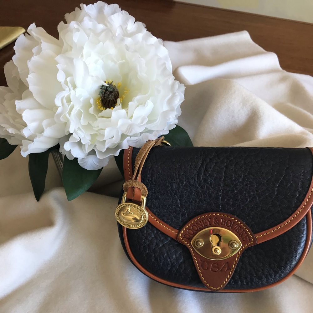 Vintage Dooney & Bourke Navy Crossbody bag!